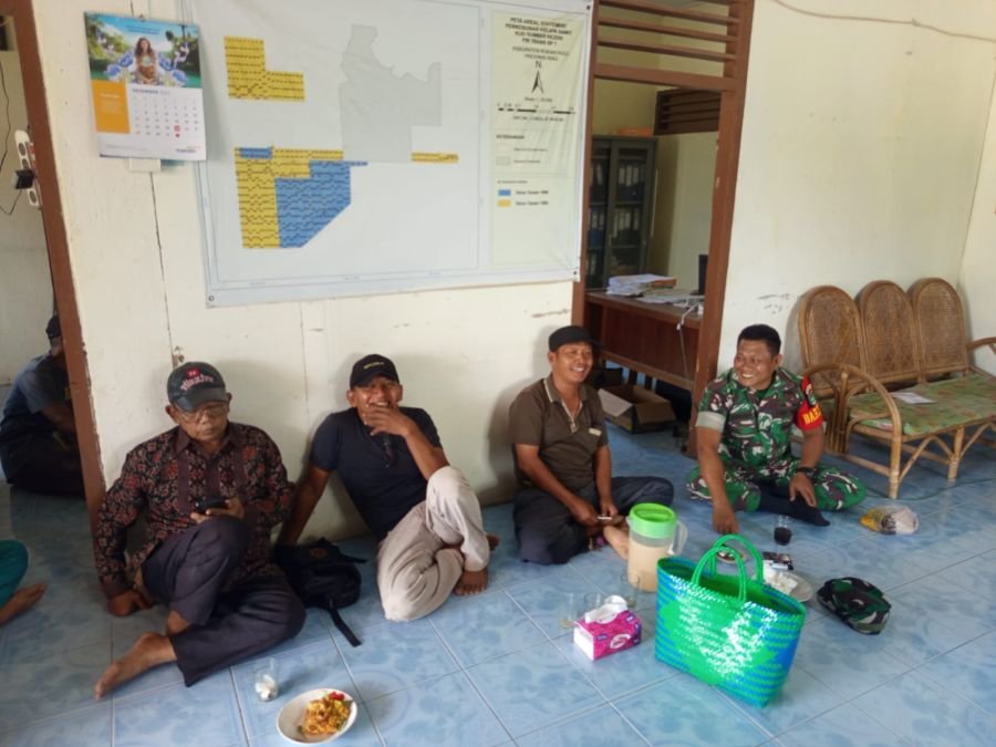 Babinsa Koramil 14/Kepenuhan Perkuat Silaturahmi Lewat Komsos di Desa Binaan