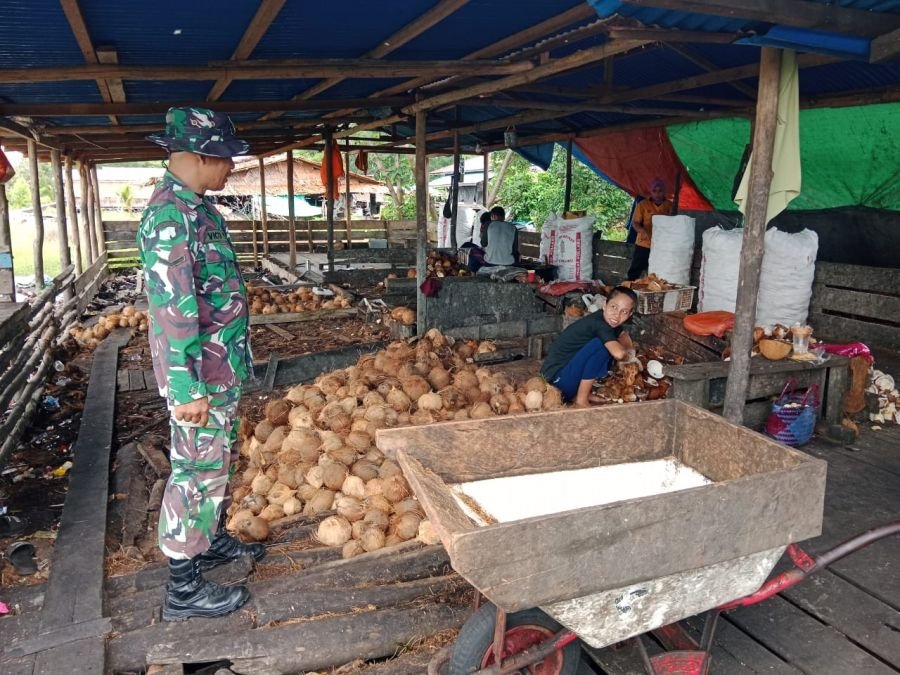 BABINSA KORAMIL 15/KK GELAR KOMSOS BERSAMA PETANI KELAPA DI PULAU MENDOL