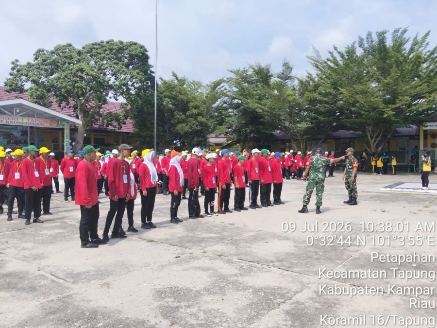 Babinsa Koramil 16/Tapung Ajarkan Kedisiplinan dan Moral Kepada Siswa-Siswi Baru,di SMKN 1 Petapahan