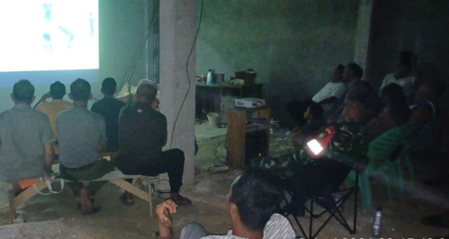 Babinsa Koramil 16/Tapung Nonton Bareng Bola Gembira Piala Dunia 2026 Bersama Masyarakat