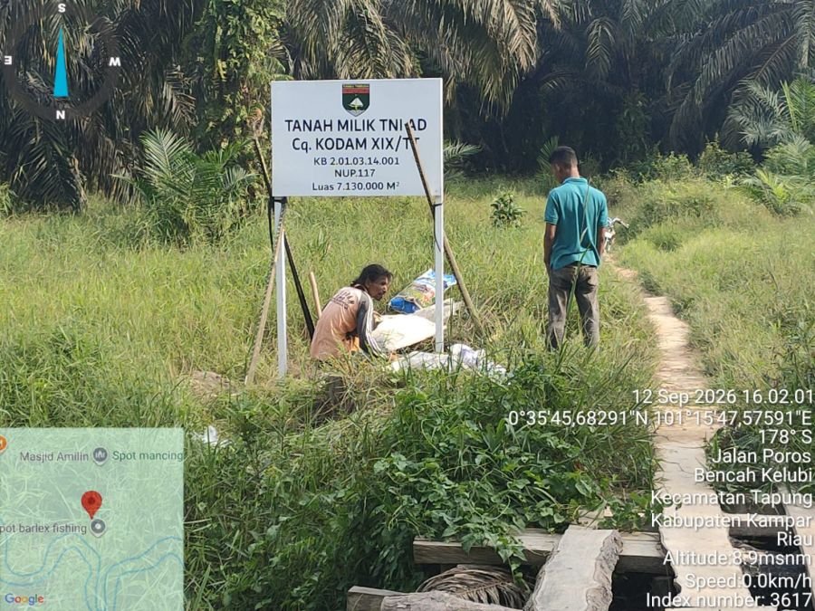Babinsa Koramil 16/Tapung Pasang Patok Batas di Lahan Milik TNI