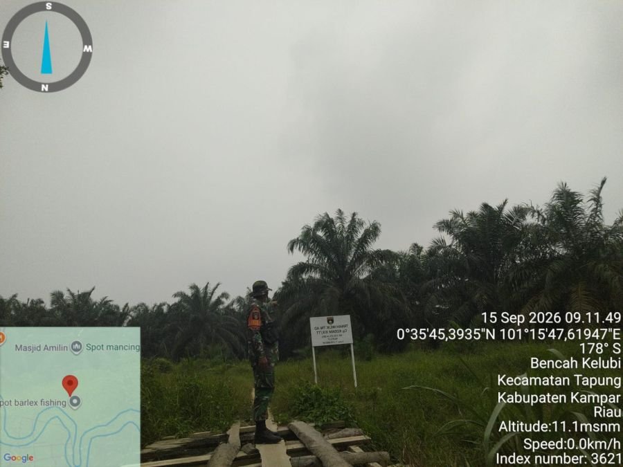 Babinsa Koramil 16/Tapung Pasang Patok Batas di Lahan Milik TNI