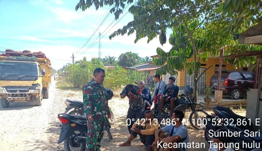 Babinsa Koramil 16/Tapung Rangkul Warga Sumber Sari, Ajak Jauhi Narkoba dan Bijak Bermedia Sosial