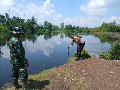 Babinsa Koramil 16/Tapung Rutin Cek Kanal dan Embung di Wilayah Tapung Hilir