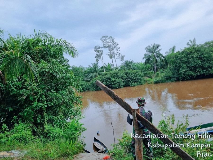 Babinsa Koramil 16/Tapung Rutin Cek Kanal dan Embung di Wilayah Tapung Hilir