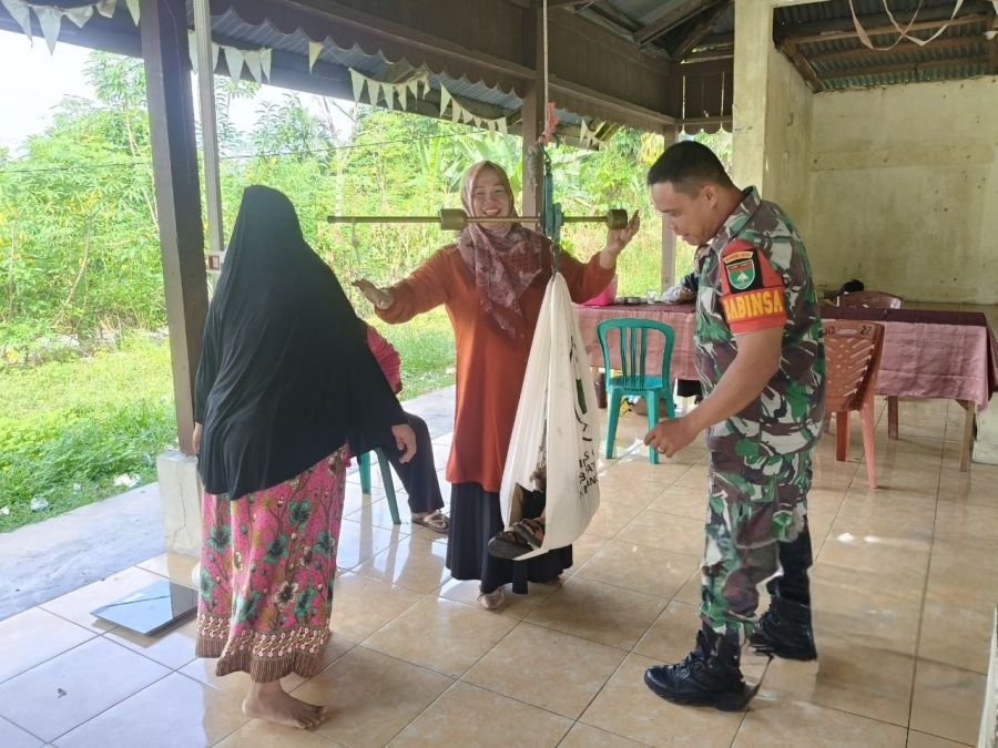 Babinsa Koramil 16/Tapung,Bidan Desa dan Kader Posyandu Secara Rutin Lakukan Pemantauan Stunting