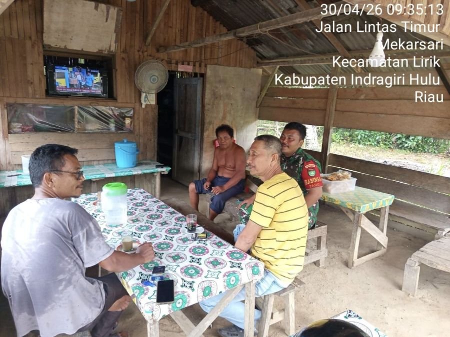 Babinsa Koramil 4/PP Dim 0302/Inhu Gelar Komsos Bersama Warga Binaa