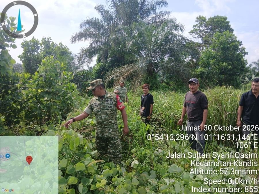 Babinsa Koramil Kandis Patroli Karhutla, Pastikan Simpang Belutu Tetap Aman