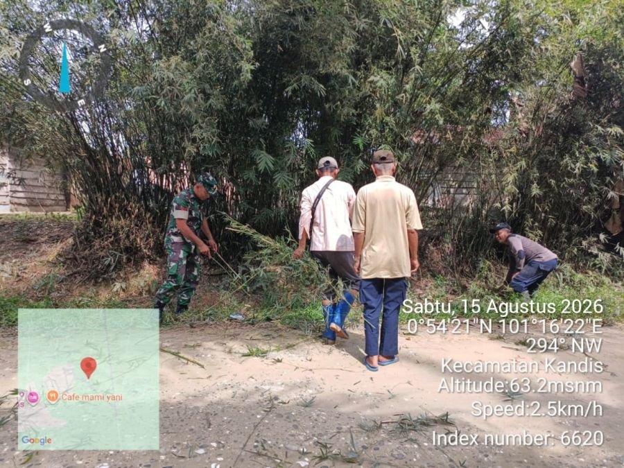 Babinsa Koramil Kandis Perkuat Gotong Royong Bersama Warga