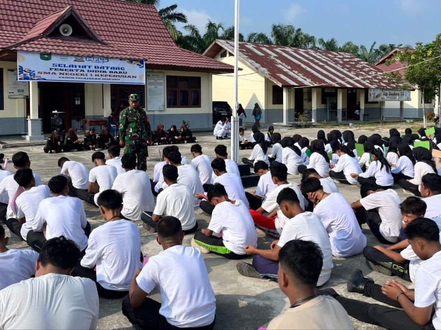 Babinsa Koramil Kepenuhan Tanamkan Bela Negara kepada Siswa MPLS