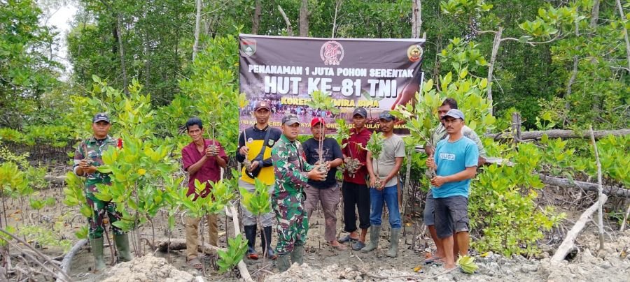 Babinsa Koramil Kubu dan Warga Teluk Piyai Pesisir Tanam Pohon Sambut HUT ke-81 TNI