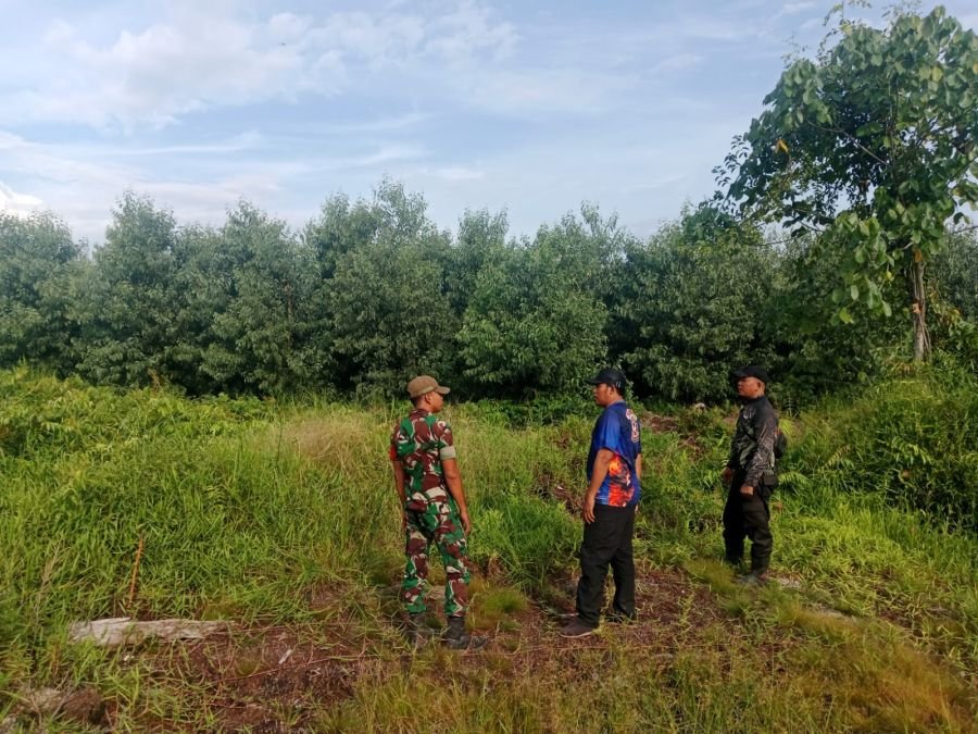 Babinsa Koramil Merbau Sisir Lahan Gambut di Desa Mengkirau, Pastikan Tetap Aman dari Karhutla
