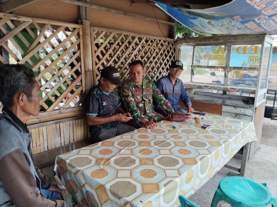Babinsa Peranap Perkuat Komsos, Ajak Warga Jaga Kondusivitas Wilayah