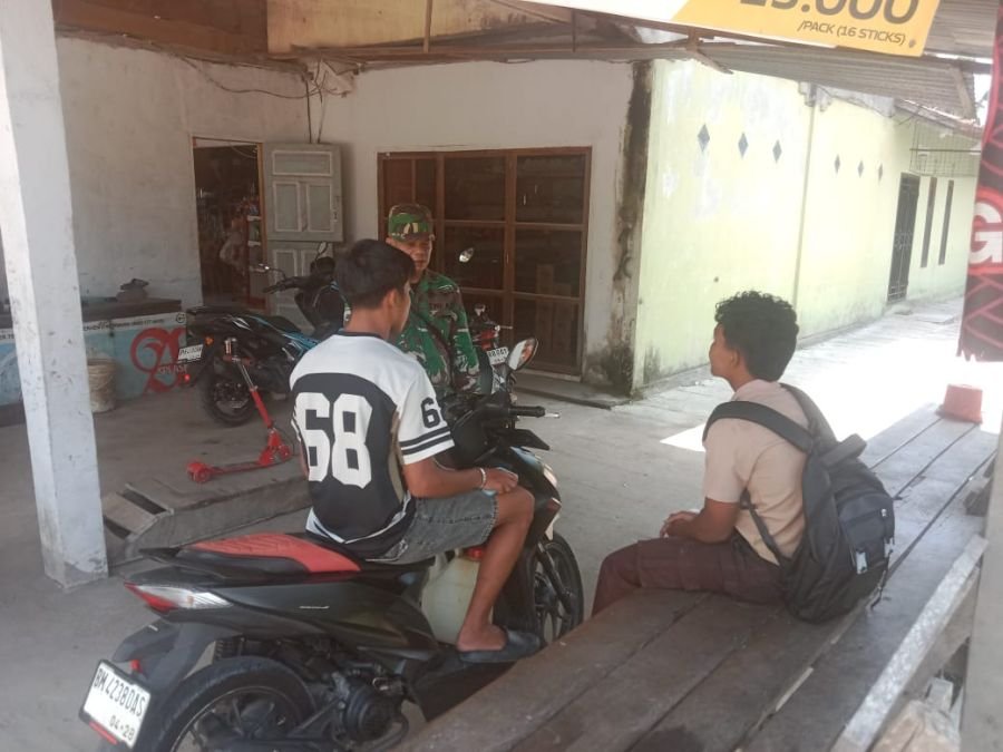 Babinsa Koramil Rupat Intensifkan Komsos Demi Jaga Kondusivitas Desa