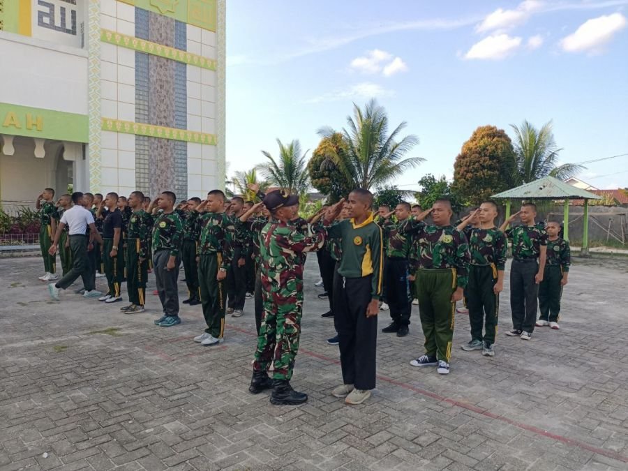 Babinsa Koramil Sukajadi Tanamkan Disiplin dan Wawasan Kebangsaan kepada Siswa SMK Taruna Satria