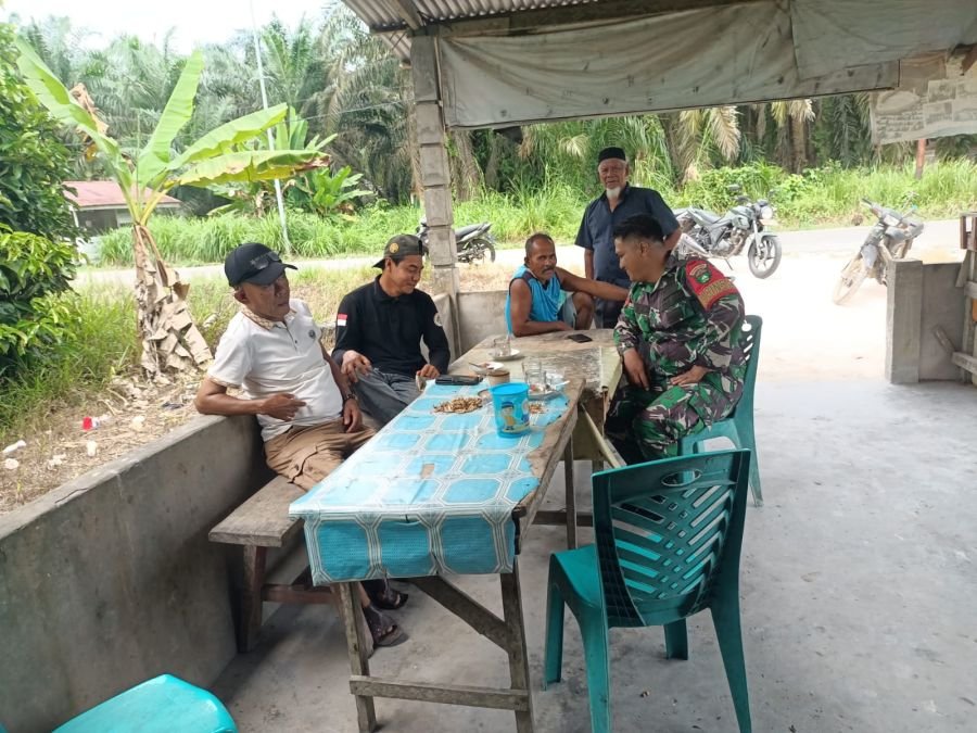 Babinsa Koramil Sungai Apit Ajak Warga Dosan Jaga Kesehatan dan Cegah Karhutla