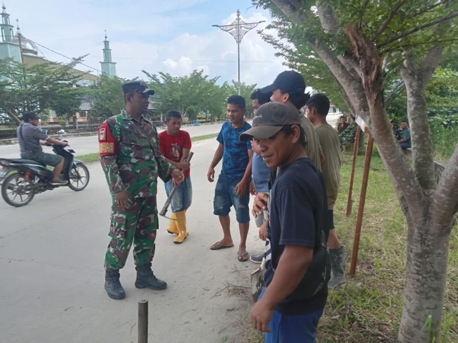 Babinsa koramil04 Rupat feri bersama -sama masyakarat gotong royong