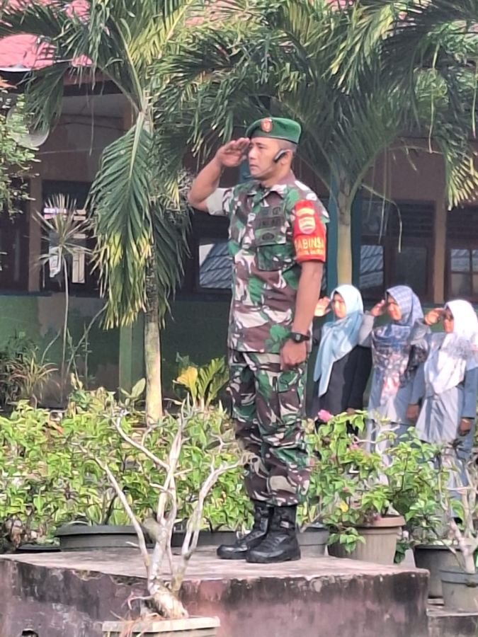 Babinsa koramil04 Rupat Koptu Budi irawan menjadi pembina upacara bendera