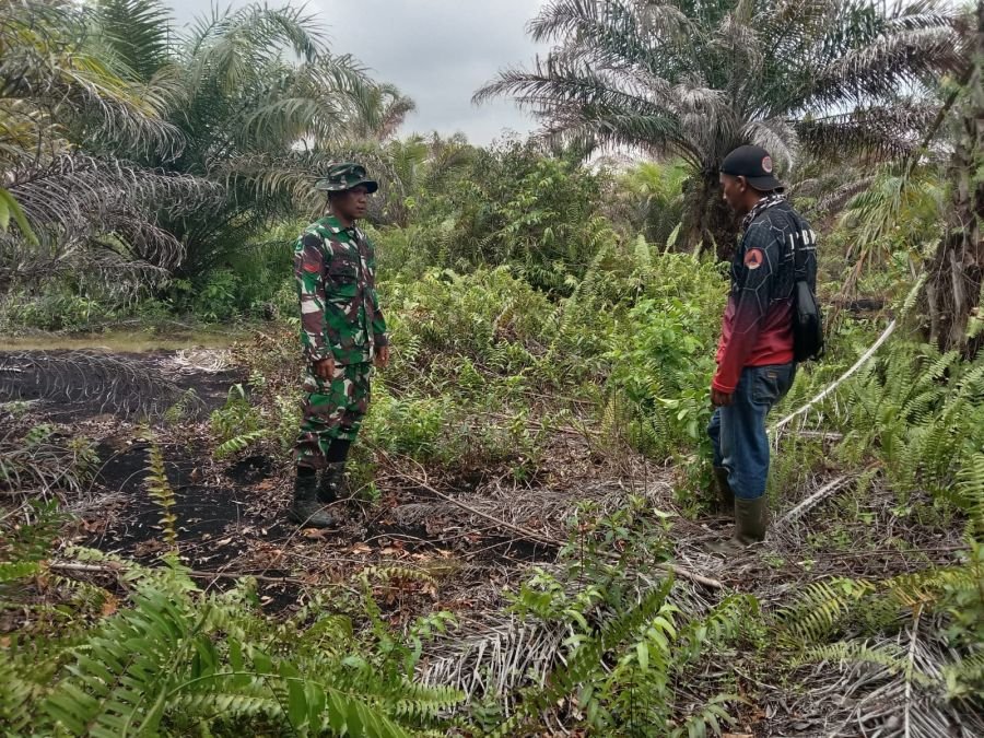 Babinsa Koramil04 Rupat Laksanakan Kegiatan patroli Karlahut di Wilayah Binaan