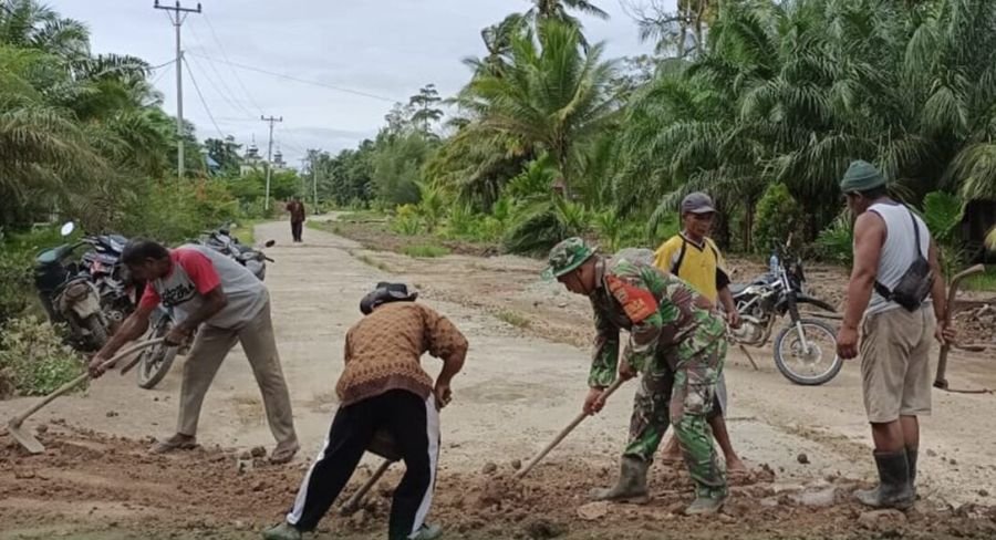Babinsa koramil04 Rupat melaksanakan kegiatan gotong royong