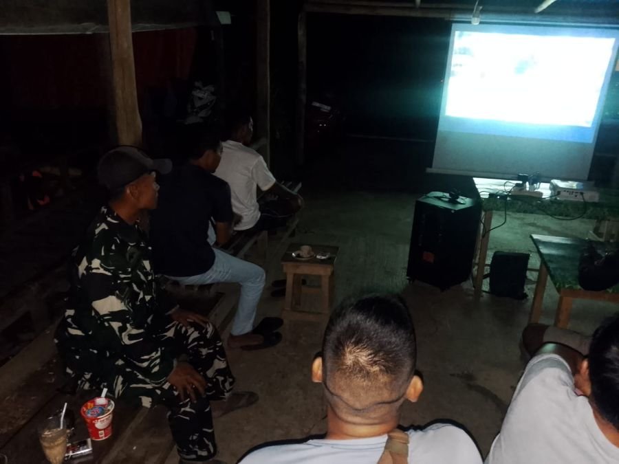 Babinsa Koramil/05 dan Warga Sungai Besar Nobar Piala Dunia