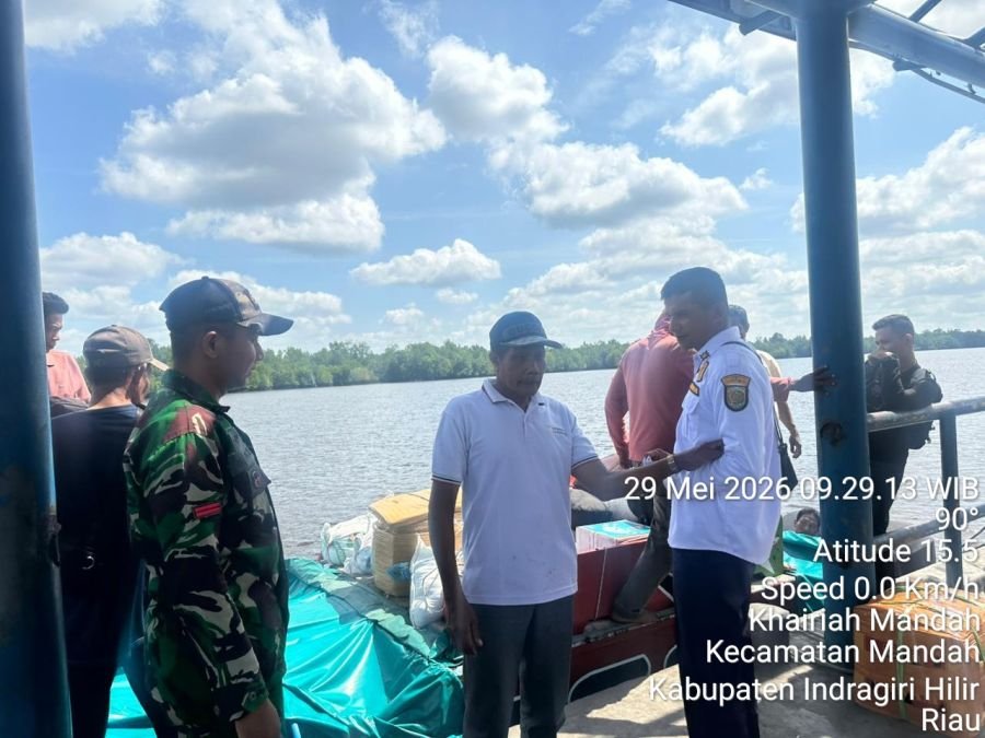 Babinsa Kormail 08/Mandah Bersinergi Bersama Petugas Pelabuhan