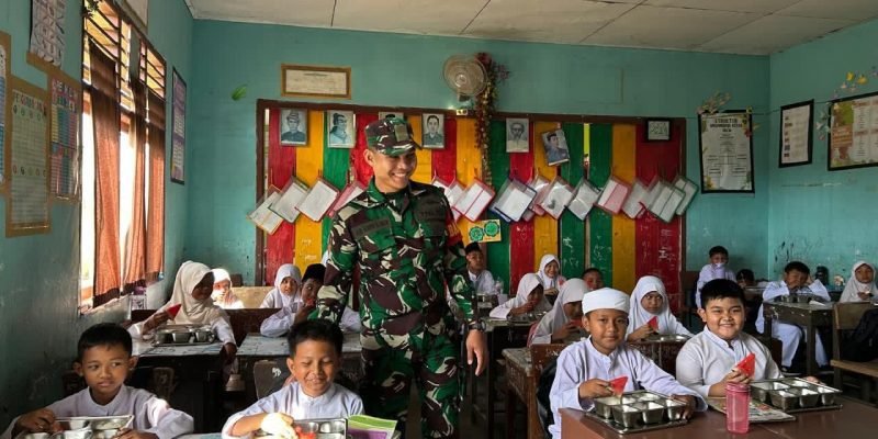 Babinsa Kormil 10 Kunto Darussalam Kodim 0313/KPR Mengawal Distribusi MBG