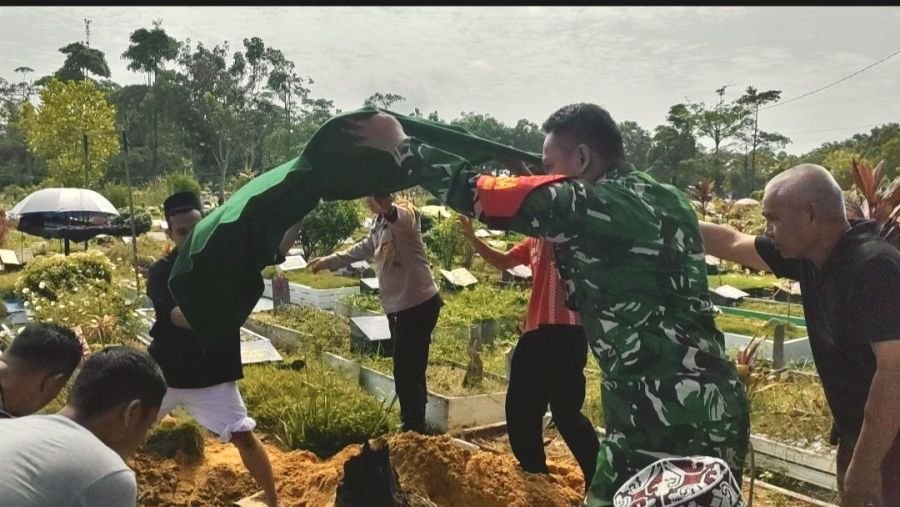 Babinsa Kota Tinggi Tunjukkan Kepedulian, Takziah dan Antar Warga ke Peristirahatan Terakhir