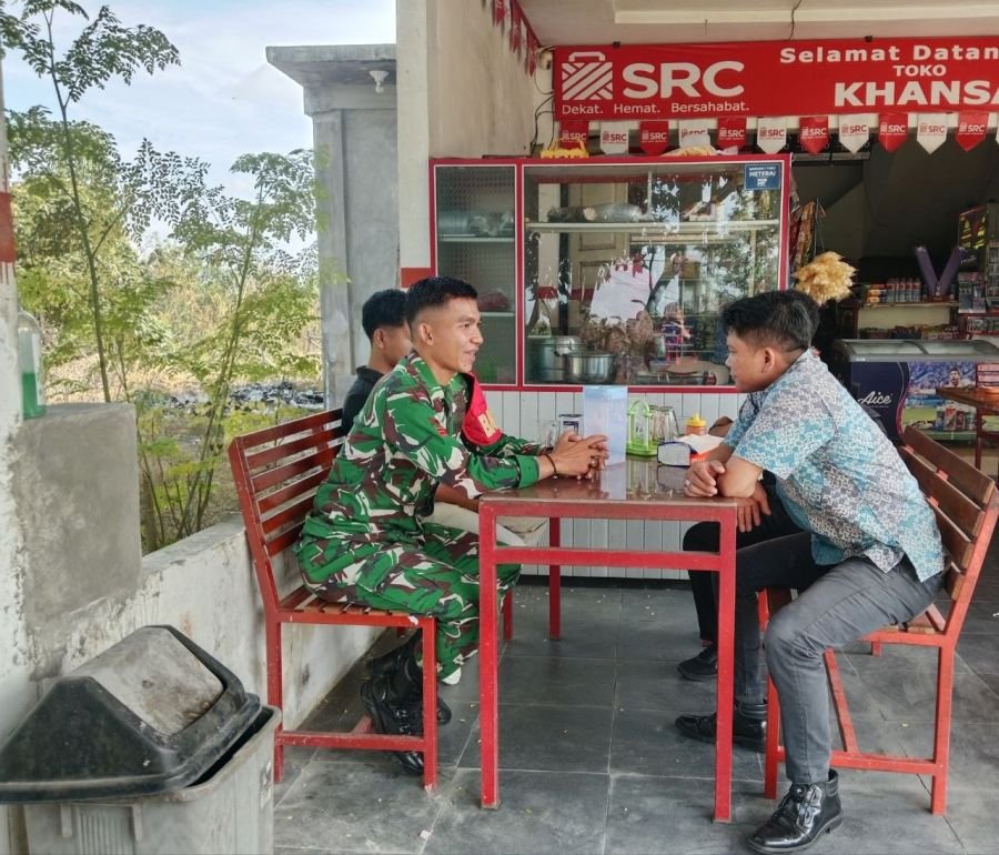 Babinsa Koto Taluk Perkuat Kedekatan dengan Warga Lewat Komsos