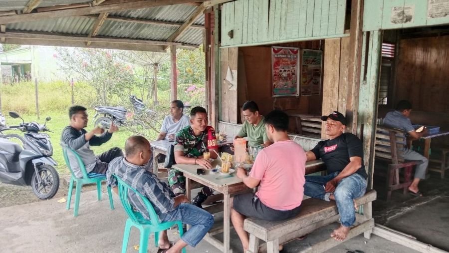 Babinsa Koto Taluk Perkuat Kedekatan dengan Warga Lewat Komsos