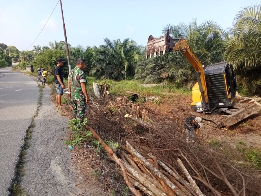 Babinsa Kp Empang Pandan Sertu Laila Bersama Masyarakat Berjibaku Membuat Tanggul Antisipasi Longsor