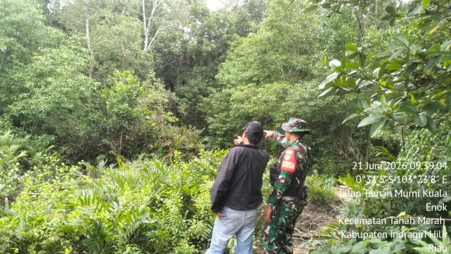 Babinsa Kuala Enok Koramil 02/TM dan Warga Kompak Patroli Tapal Batas, Pastikan Wilayah Bebas Asap