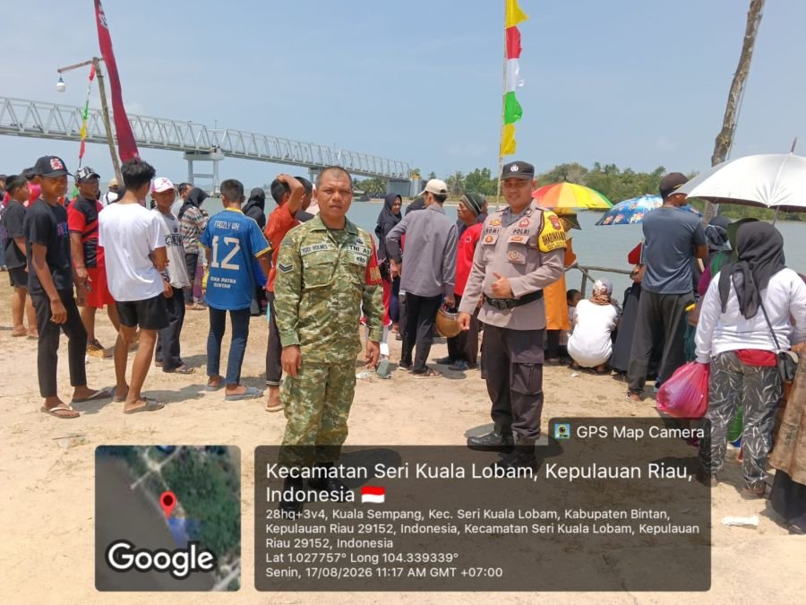 Babinsa Kuala Sempang Sertu Yudiya Holmes Monitoring Perlombaan Perahu Naga.