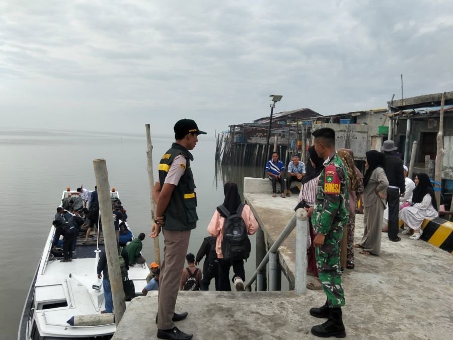 Babinsa Kubu Perketat Pengawasan WNA di Pelabuhan Penumpang Obak