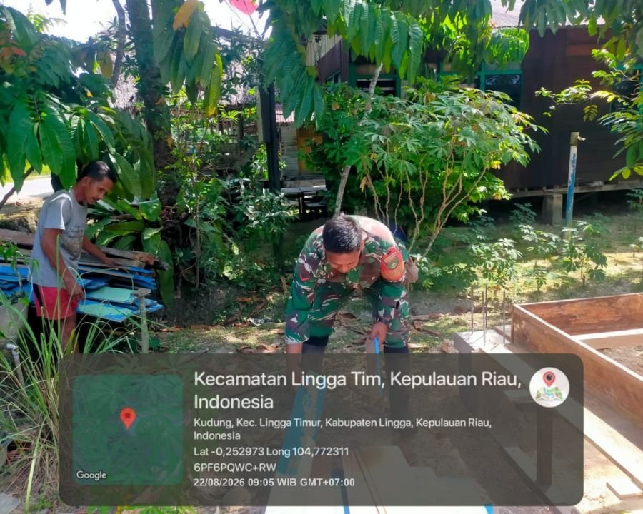 Babinsa Kudung Turun Langsung Bantu Warga Bersihkan Pekarangan Rumah Usai Renovasi