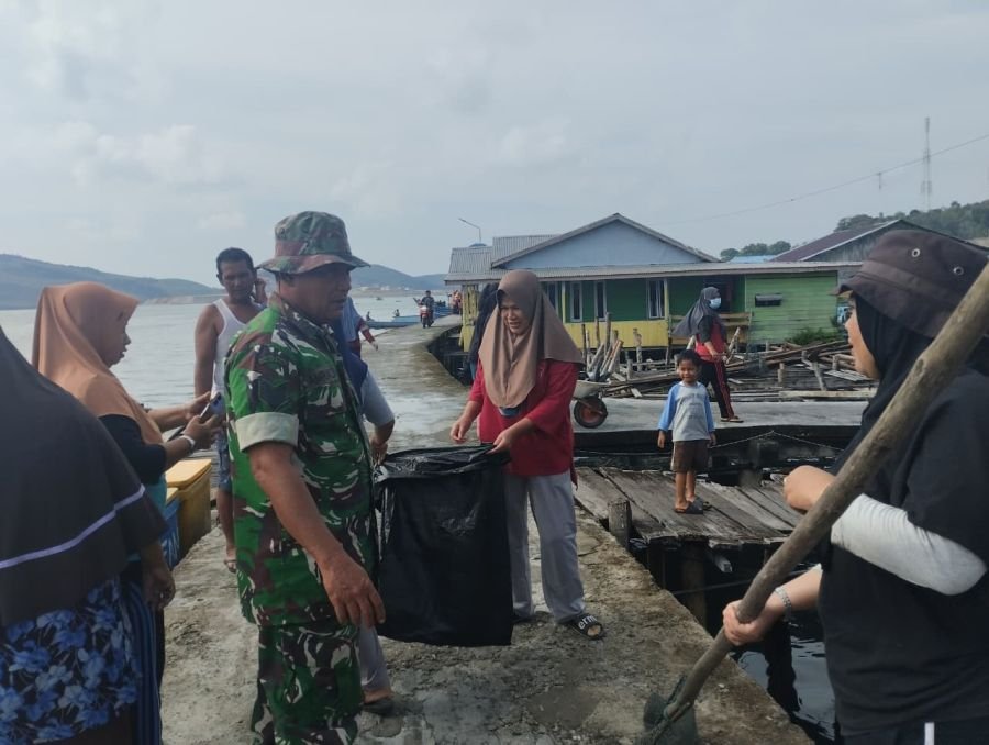 Babinsa Kukup dan Ibu PKK Gotong Royong Bersihkan Pesisir Laut