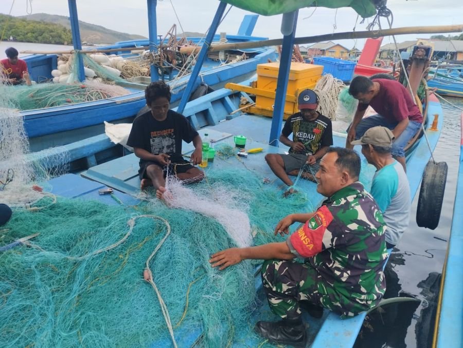 Babinsa Kukup Imbau Nelayan Tingkatkan Kewaspadaan Saat Melaut di Perairan Tambelan
