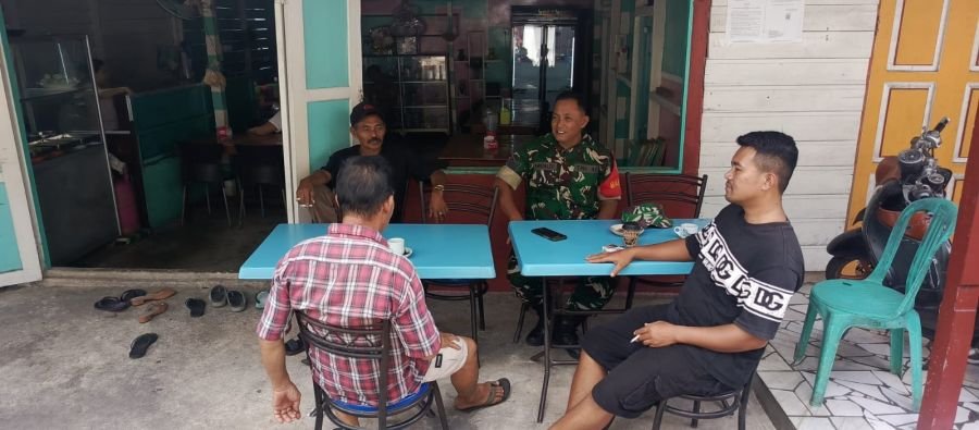 Babinsa Kukup Perkuat Sinergi Warga Lewat Komsos di Tambelan