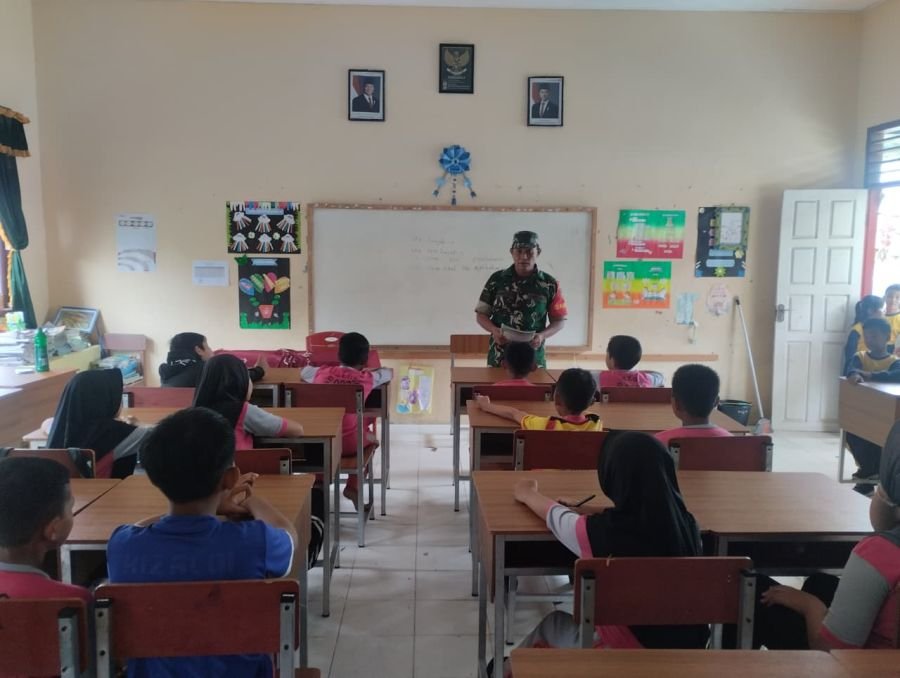 Babinsa Kukup Tanamkan Wawasan Kebangsaan kepada Siswa SD 02