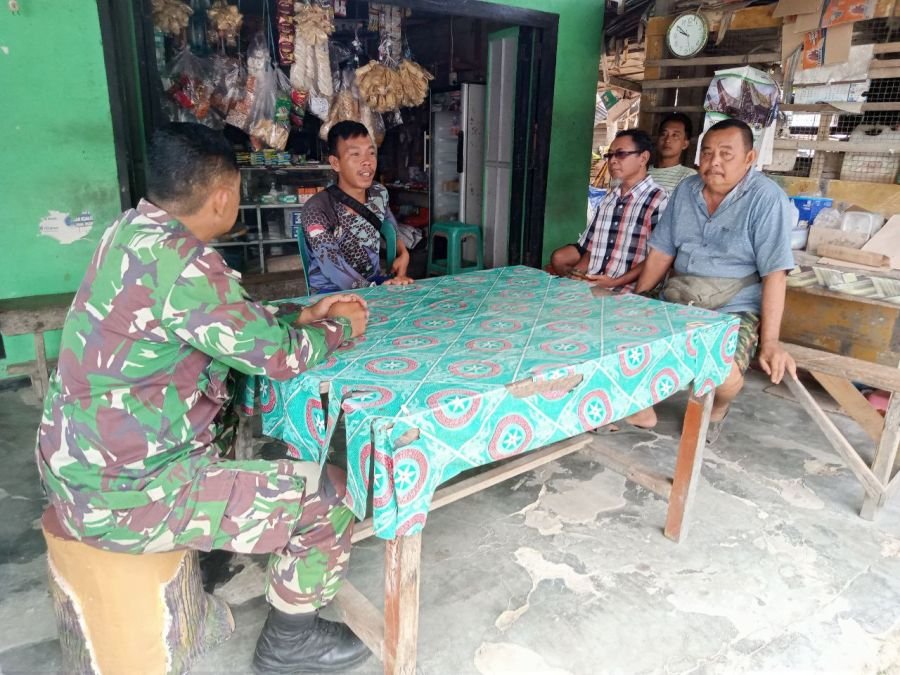 Babinsa Kulim Perkuat Silaturahmi dan Ajak Warga Tingkatkan Kewaspadaan Lingkungan