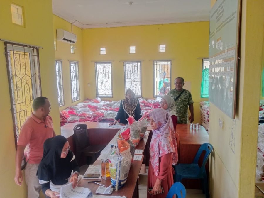 Babinsa Kundur Barat Kawal Sembako Kemensos untuk 700 Keluarga
