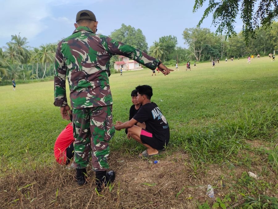 Babinsa Kundur Bina Pemain Muda, Tekankan Sportivitas dan Disiplin