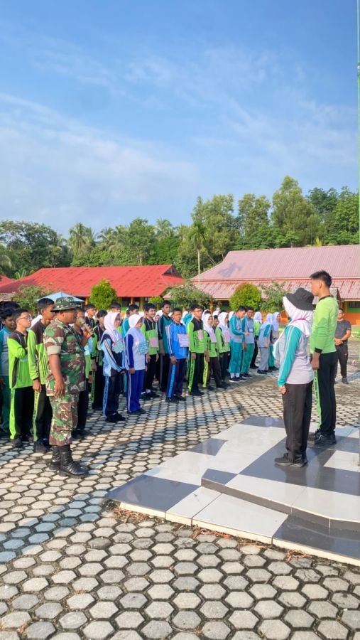 Babinsa Kundur Gembleng Disiplin Siswa Baru SMA 4 Kundur