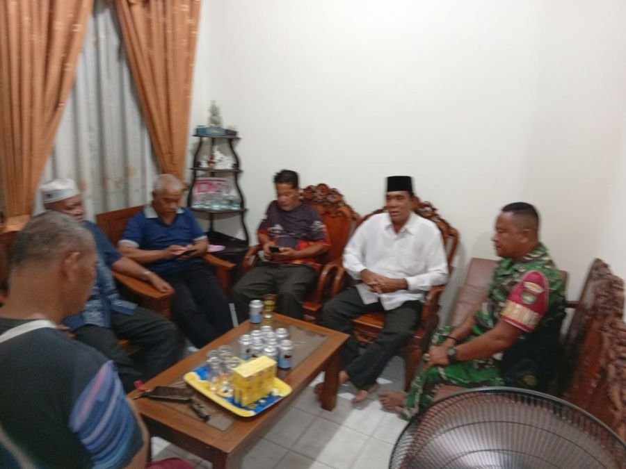 Babinsa Labuh Baru Barat Pererat Silaturahmi dan Sinergitas Melalui Komsos Bersama Forum RT-RW