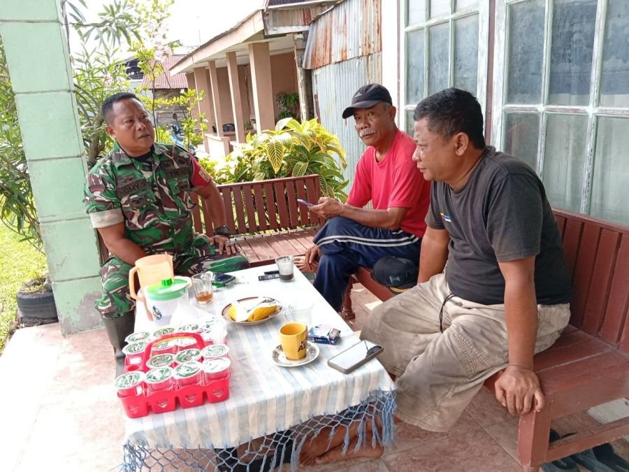 Babinsa Labuh Baru Barat Perkuat Kedekatan dengan Warga Lewat Komsos Humanis