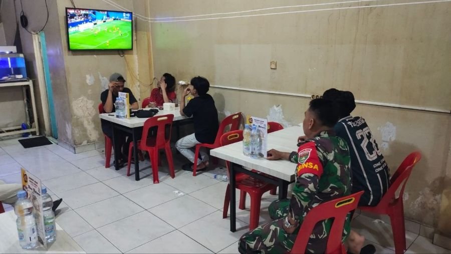 Babinsa Labuh Baru Timur Ajak Warga Pererat Kebersamaan Lewat Nobar Piala Dunia 2026