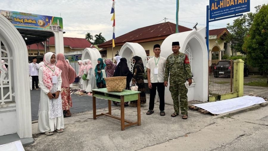 Babinsa Labuh Baru Timur Amankan Pelaksanaan Sholat Idul Adha di Masjid Al-Hidayah