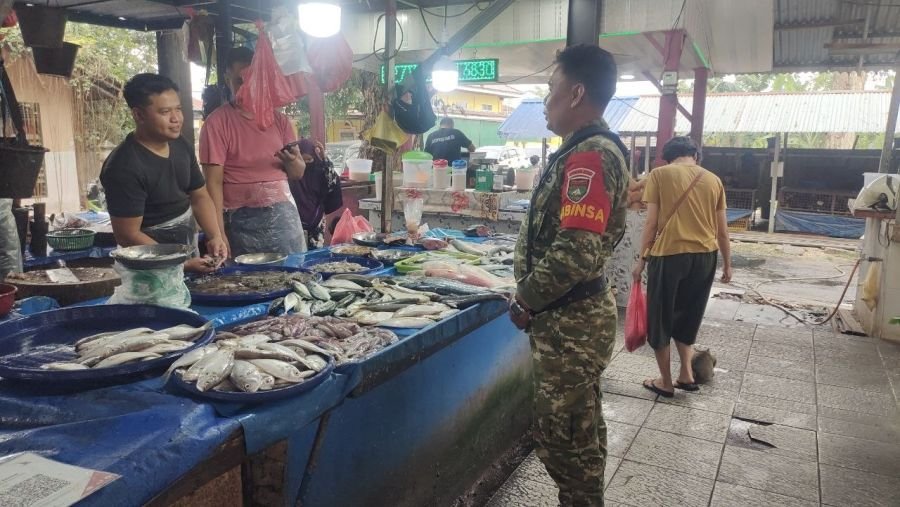 Babinsa Labuh Baru Timur Komsos Bersama Pedagang Pasar Palapa, Perkuat Keamanan Lingkungan