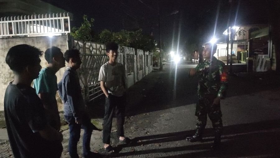 Babinsa Labuhbaru Timur Aktif Patroli Siskamling, Warga Apresiasi Kepedulian Keamanan Lingkungan
