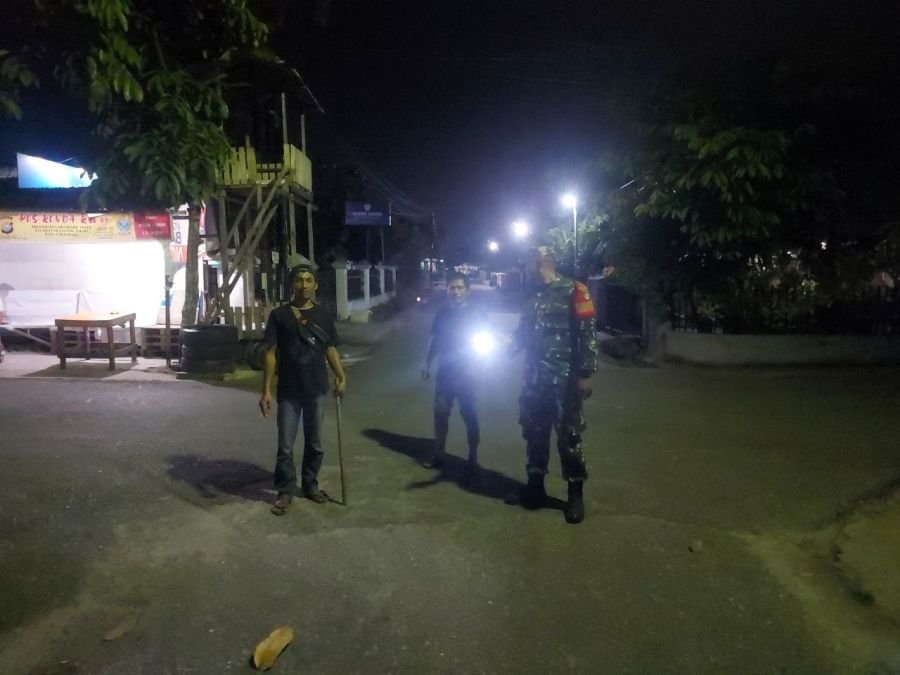 Babinsa Labuhbaru Timur Patroli Siskamling Bersama Warga, Perkuat Keamanan Lingkungan